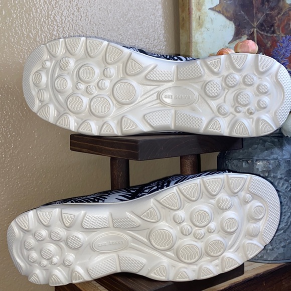 Land’s End tropical palm leaf black/white lightweight slip on walking shoes - Picture 5 of 10